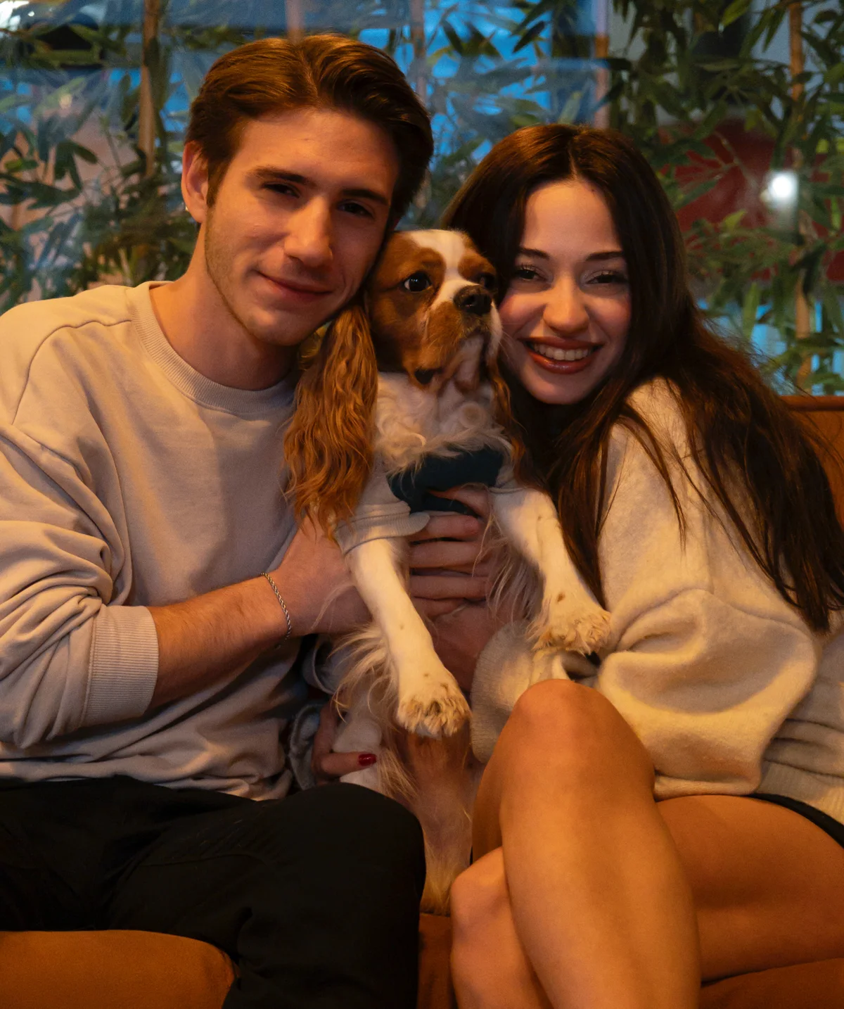 Tayga Pets ailesi, Cavalier'leriyle birlikte kanepede
